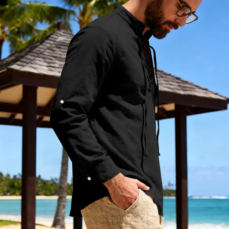 Camisa tipo henley de lino negra para hombre, con cuello mandarín y cordón en el cuello, con mangas arremangables.