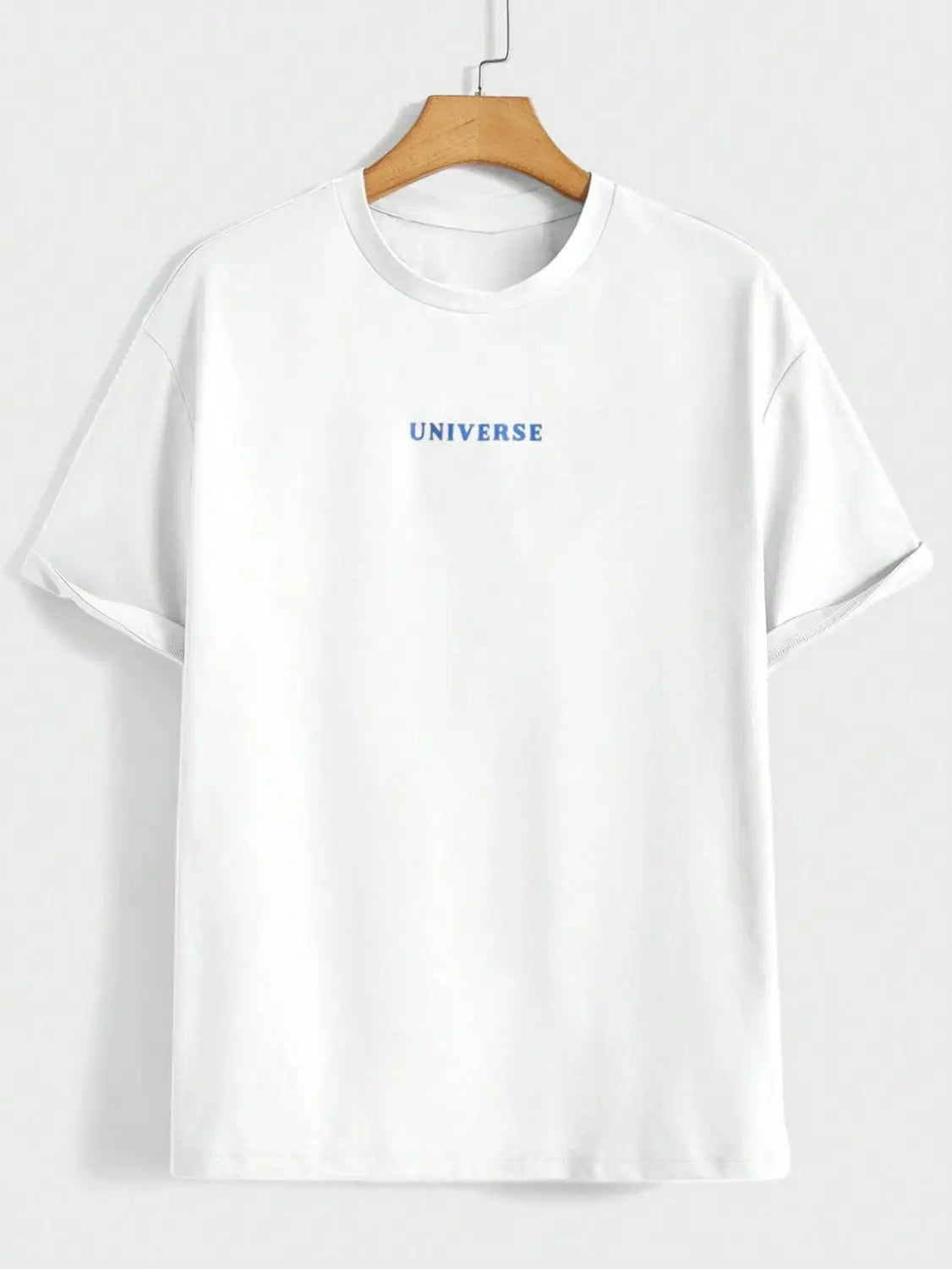 Weißes Baumwoll-Herren-T-Shirt mit blau besticktem Universe auf der Brust aus der Believe-in-Yourself-Kollektion.