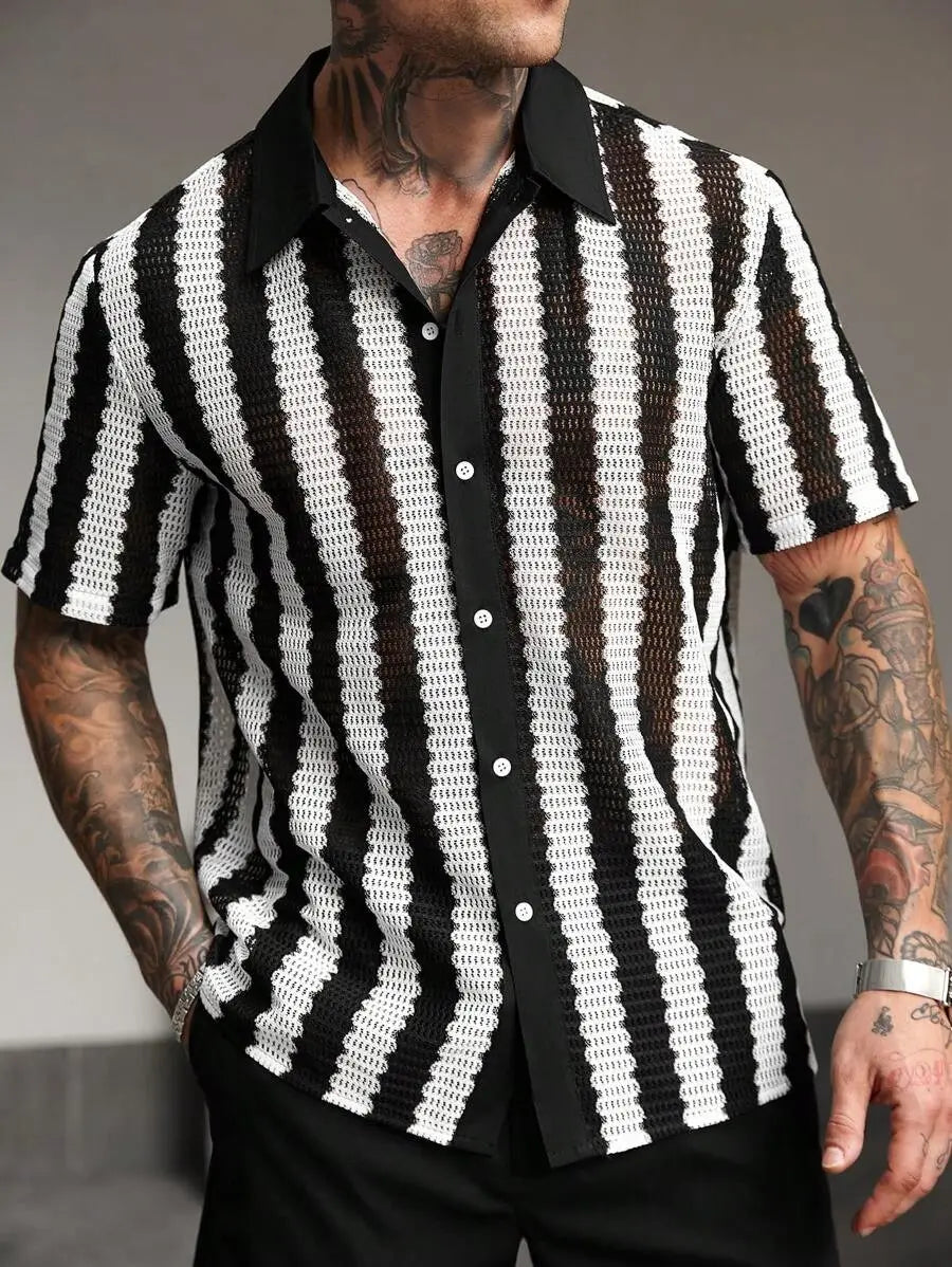 Chemise boutonnée à manches courtes, à rayures noires et blanches, avec motif en maille tissée texturée.