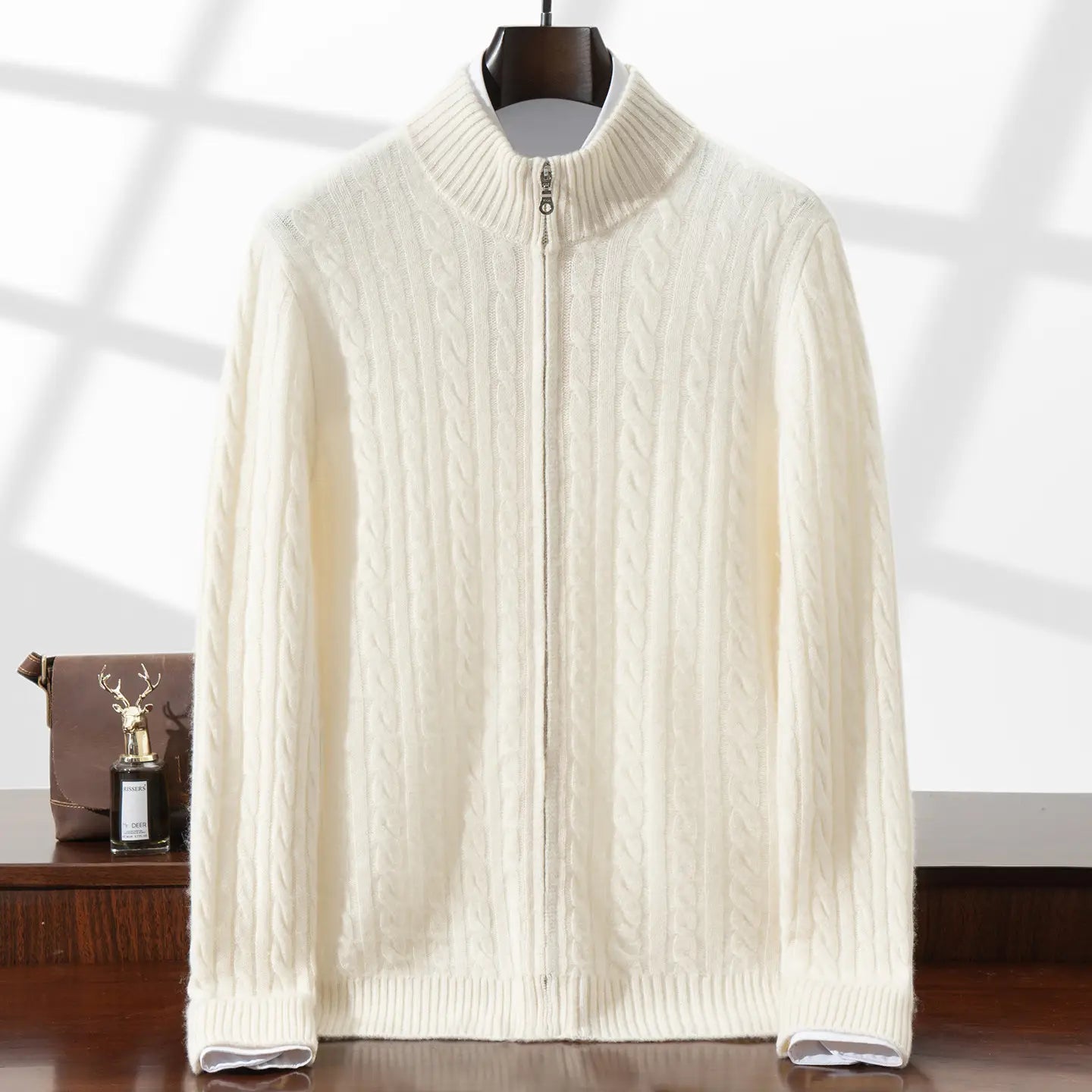 Cremefarbener Herren-Zopfstrick-Reißverschluss-Pullover aus Kaschmir mit geripptem Kragen und gerippten Bündchen.