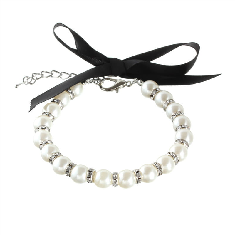 collier de perles pour animal à ruban pastel, comportant un bracelet de perles avec nœud en satin noir et fermoir à finition argentée.