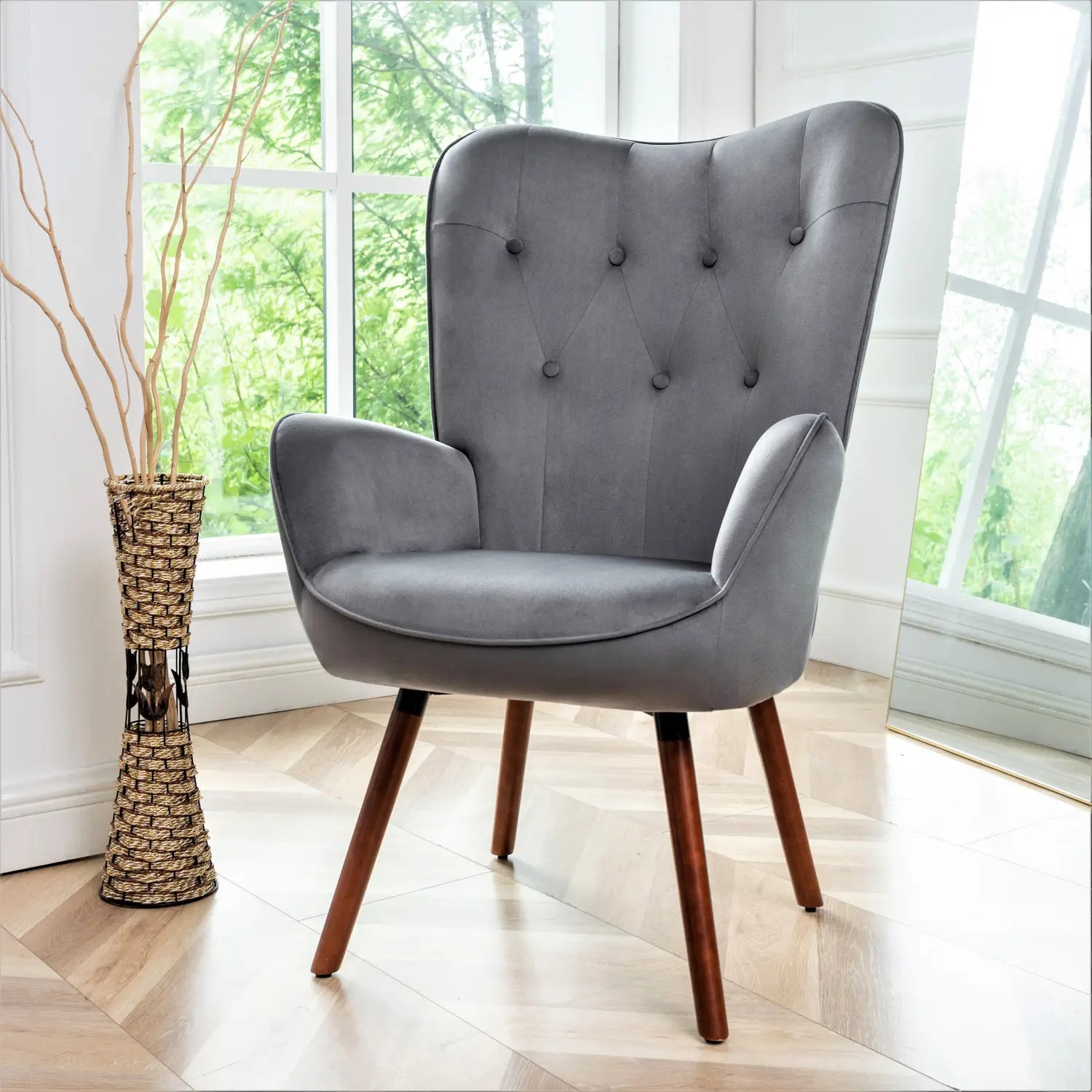Grau Samt-Mid-Century-Wingback-Akzentstuhl mit gepolstertem Rücken und hölzernen Beinen, von der Rückseite gezeigt