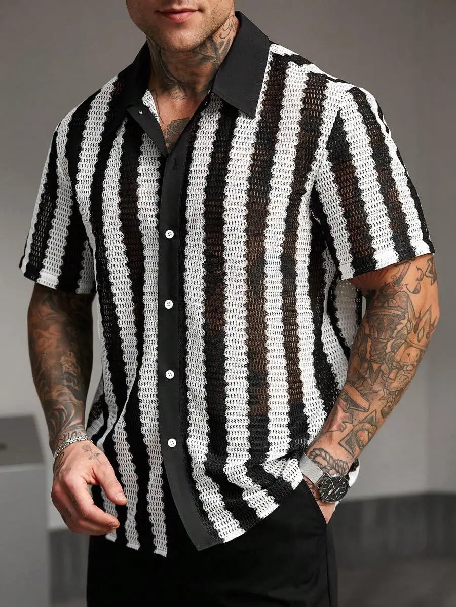 Chemise à manches courtes à rayures verticales noires et blanches, en tissu ajouré texturé.