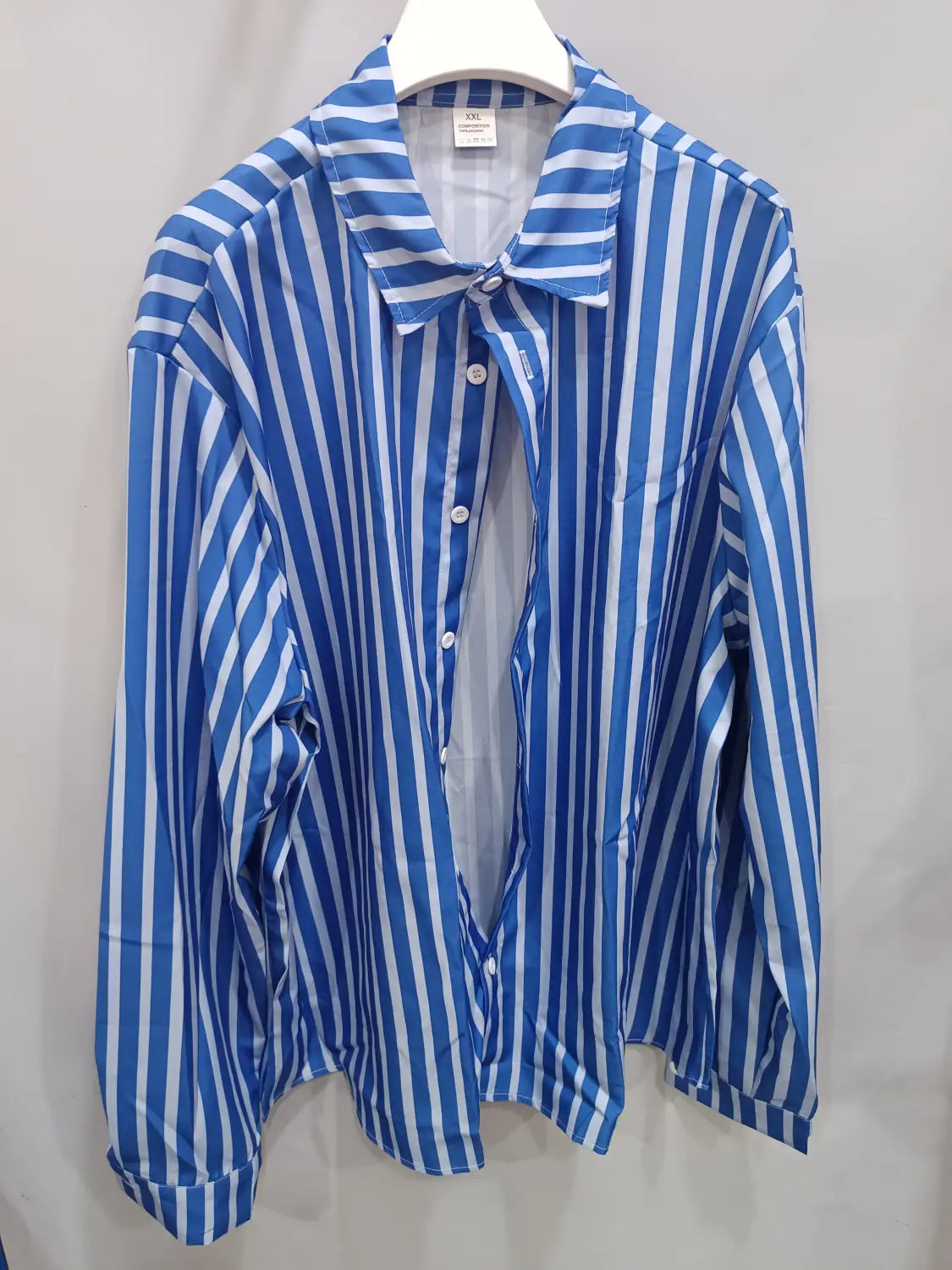 Chemise décontractée à manches longues rayée verticalement bleu et blanc pour hommes, à patte boutonnée et col.