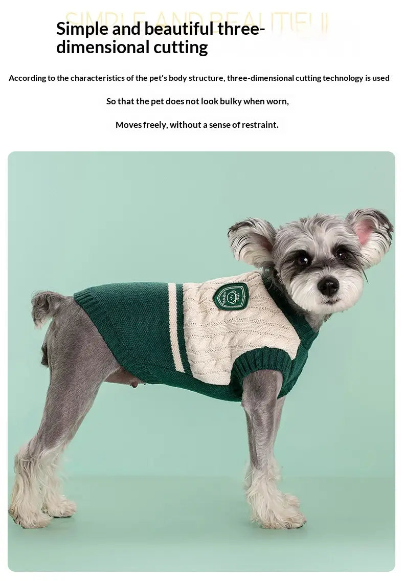 Grüner und cremefarbener Zopfmuster-Hundepullover mit strukturiertem Muster, weißen Streifen an den Seiten und einem bestickten Aufnäher auf der Brust, entworfen für warme Schuluniform-Tierbekleidung.
