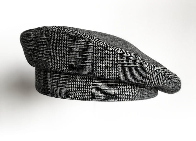 Chapeau en laine béret noir pour peintre, pour femmes, présentant une casquette plate classique à motif pied-de-poule noir et blanc, réalisée en laine tissée.