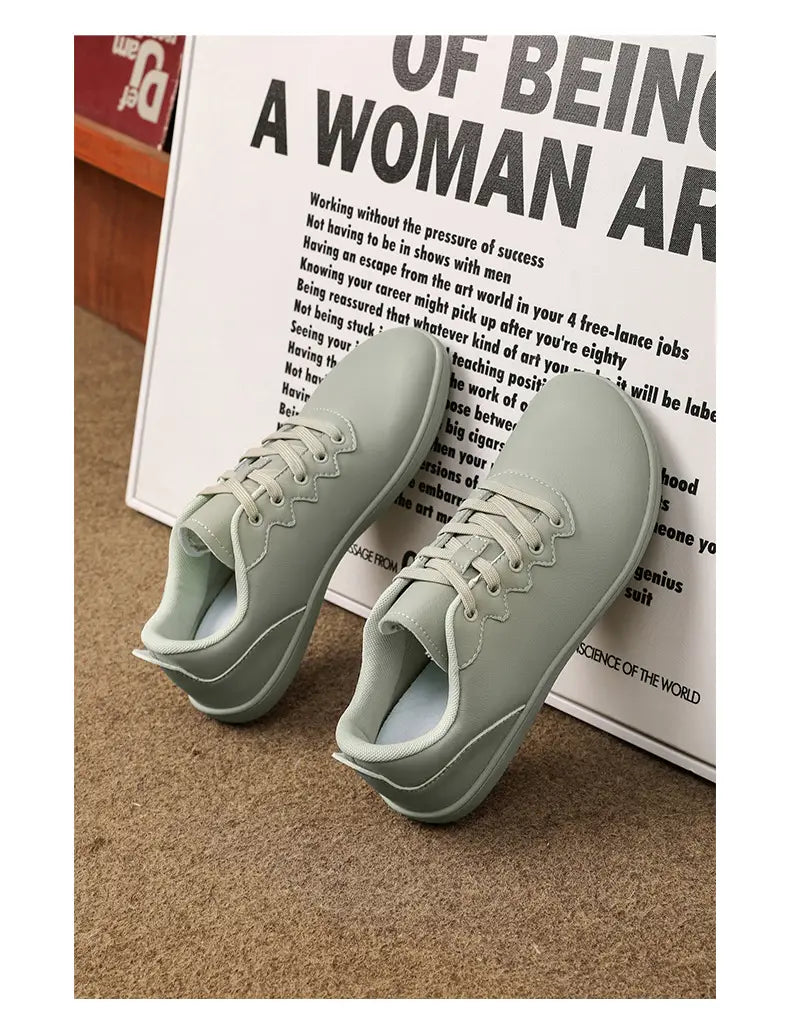 Hellgraue Canvas-Leder-Outdoor-Sneaker mit weißen Schnürsenkeln und minimalistischem Casual-Design.