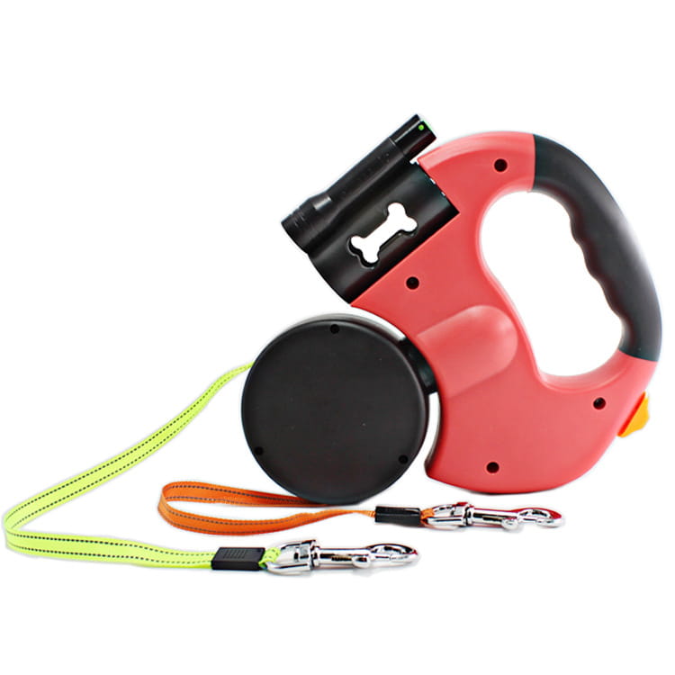 Correa retráctil para perros de doble cabezal en rojo y negro con linterna LED incorporada y detalle con forma de hueso en el asa para caminatas nocturnas.