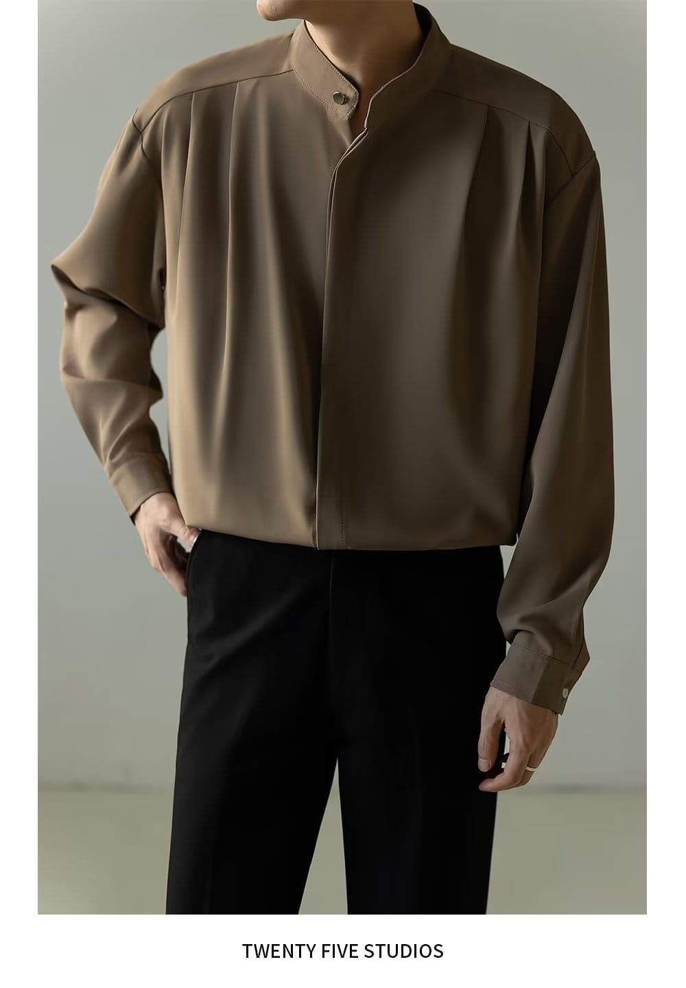 Chemise plissée pour homme en satin marron mat et élégant, avec des plis discrets aux épaules et un col mandarin.