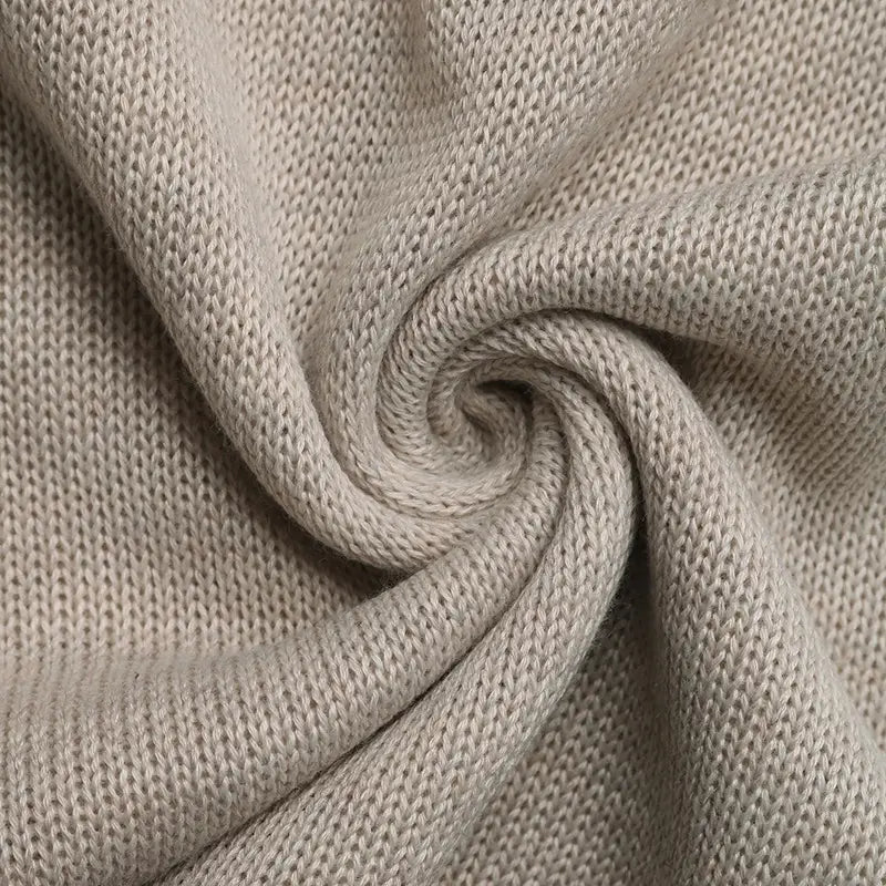 Tissu en maille beige à tissage texturé doux sur un haut sans manches tricoté à passepoil contrastant