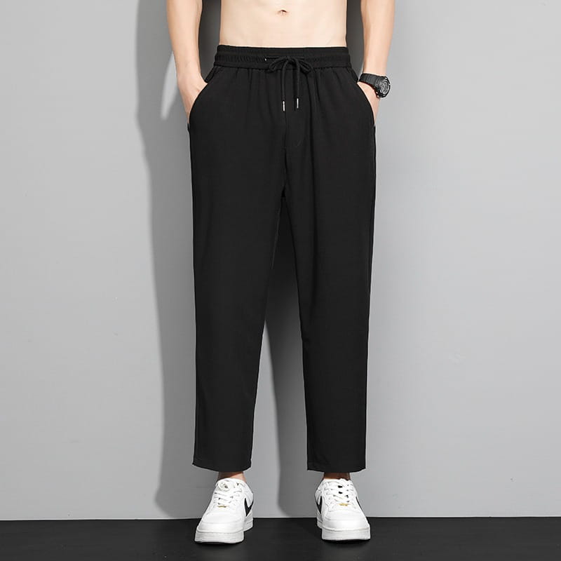 Schwarze Freizeithose mit Kordelzug und entspannter zulaufender Passform, ideal für Herren im Casual-Look.