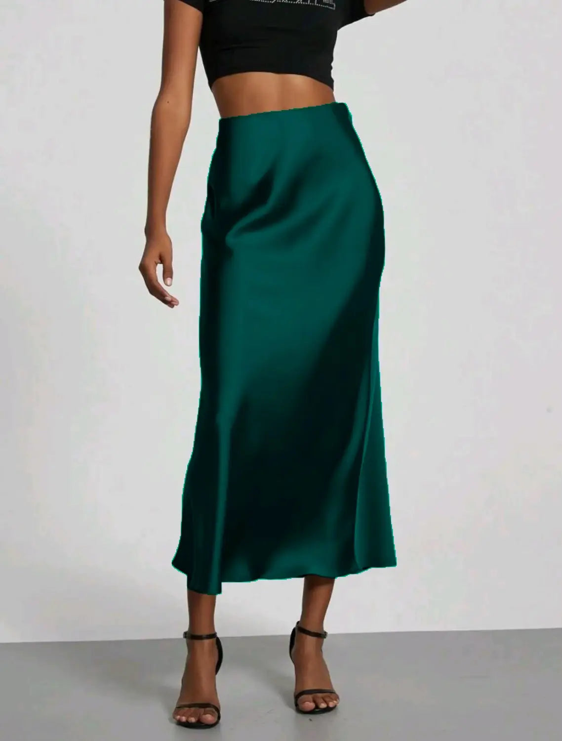Smaragdgrüner Satinkleidrock (Midi) mit einer eleganten, fließenden Silhouette aus Seide, mit hoher Taille, entworfen für besondere, elegante Anlässe