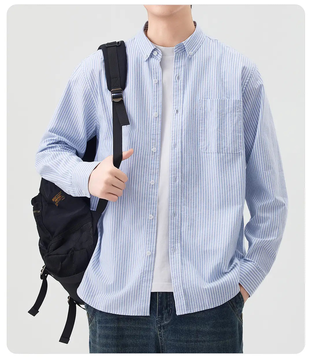 Camisa de manga larga abotonada con rayas para hombres en azul claro y rayas verticales blancas, con bolsillo en el pecho y cierre con botones.