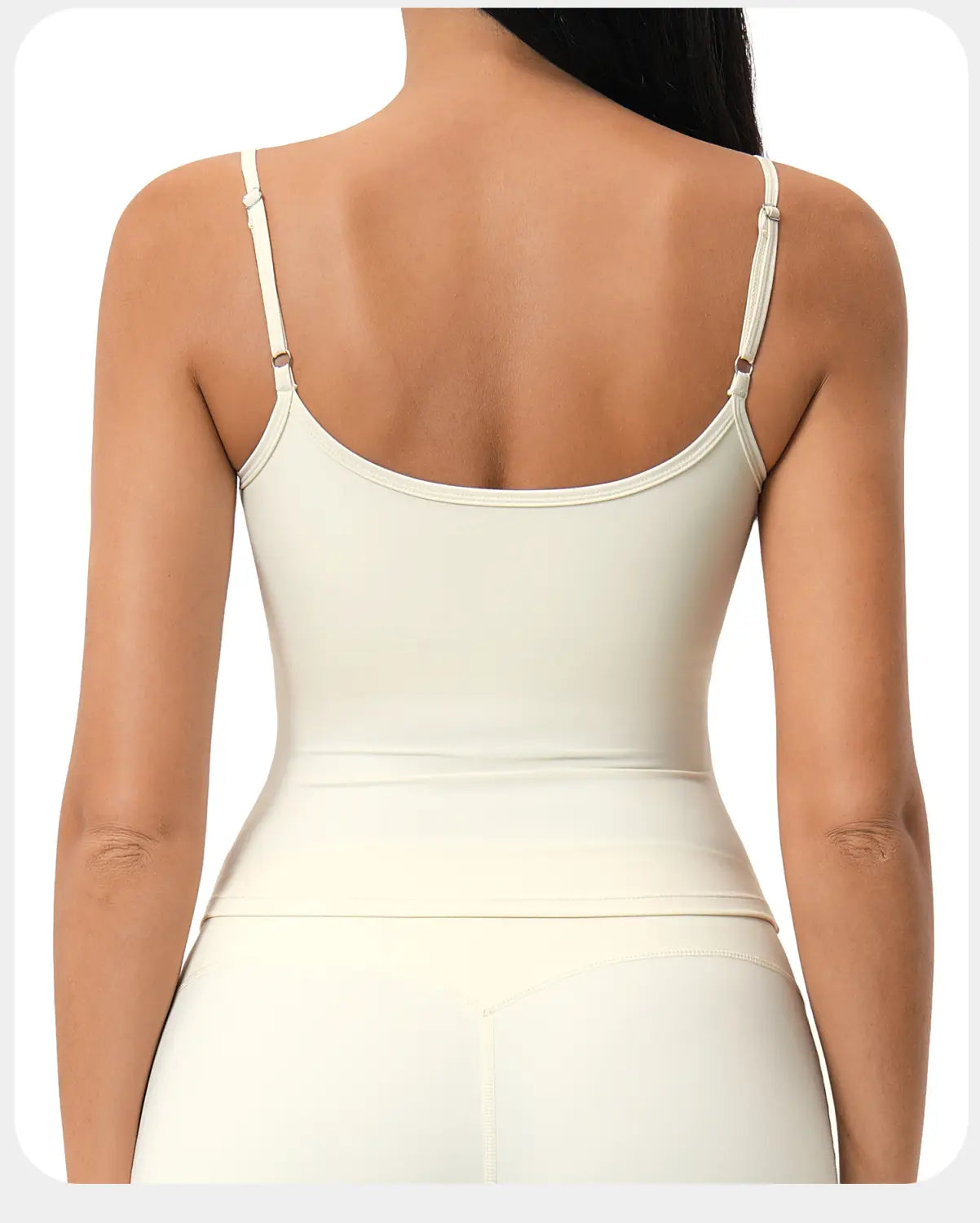 Camiseta sin mangas acolchada de color crema con tirantes finos, confeccionada con tela lisa, elástica y de secado rápido, diseñada para ropa deportiva de entrenamiento.