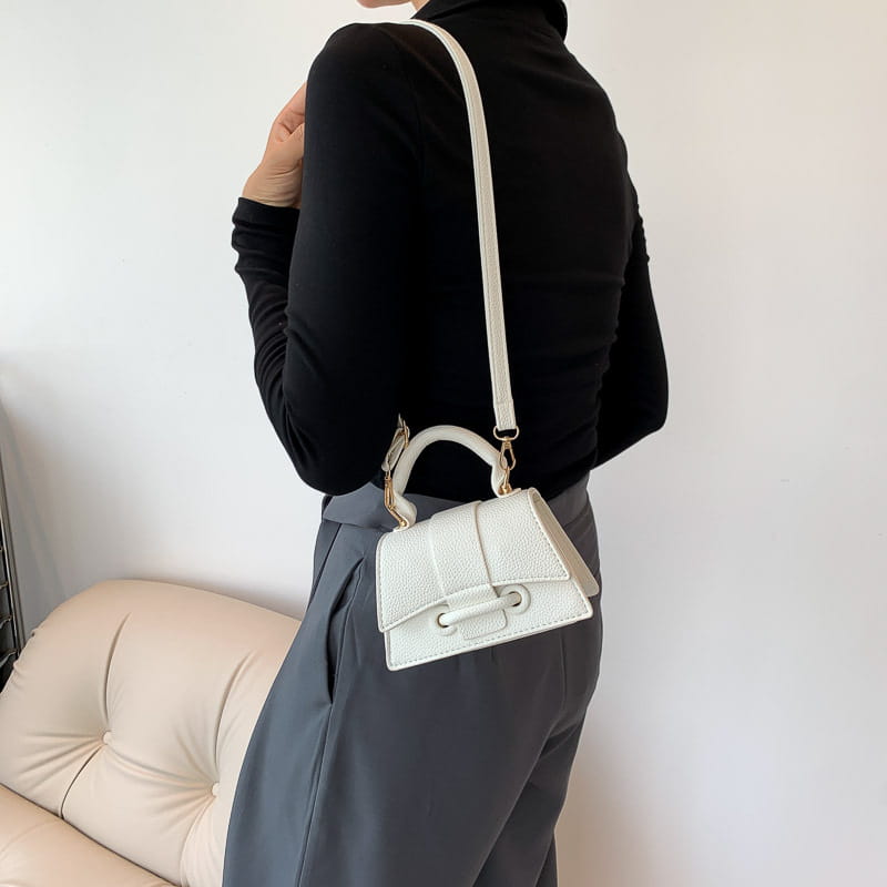 Weiße strukturierte Mini-Handtasche aus Kunstleder mit goldfarbenen Beschlägen und oberem Tragegriff aus der Ketten-Umhängetasche-Mini-Kollektion.
