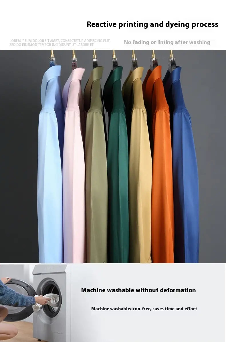 Une rangée de chemises habillées en soie pour homme à manches longues, suspendues avec soin, déclinées dans un spectre de couleurs unies, notamment bleu clair, rose, vert olive, vert-bleu, jaune moutarde, orange et bleu marine