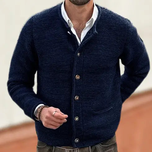 Herren-Strickjacke Slim Fit mit langen Ärmeln, in dunkelblauem meliertem Strick, mit Knopfleiste und gerippten Bündchen.