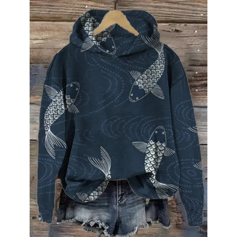 Sudadera con capucha de estampado de olas japonesas azul oscuro, con un patrón de pez blanco y escamas detalladas, además de diseños de agua en movimiento.