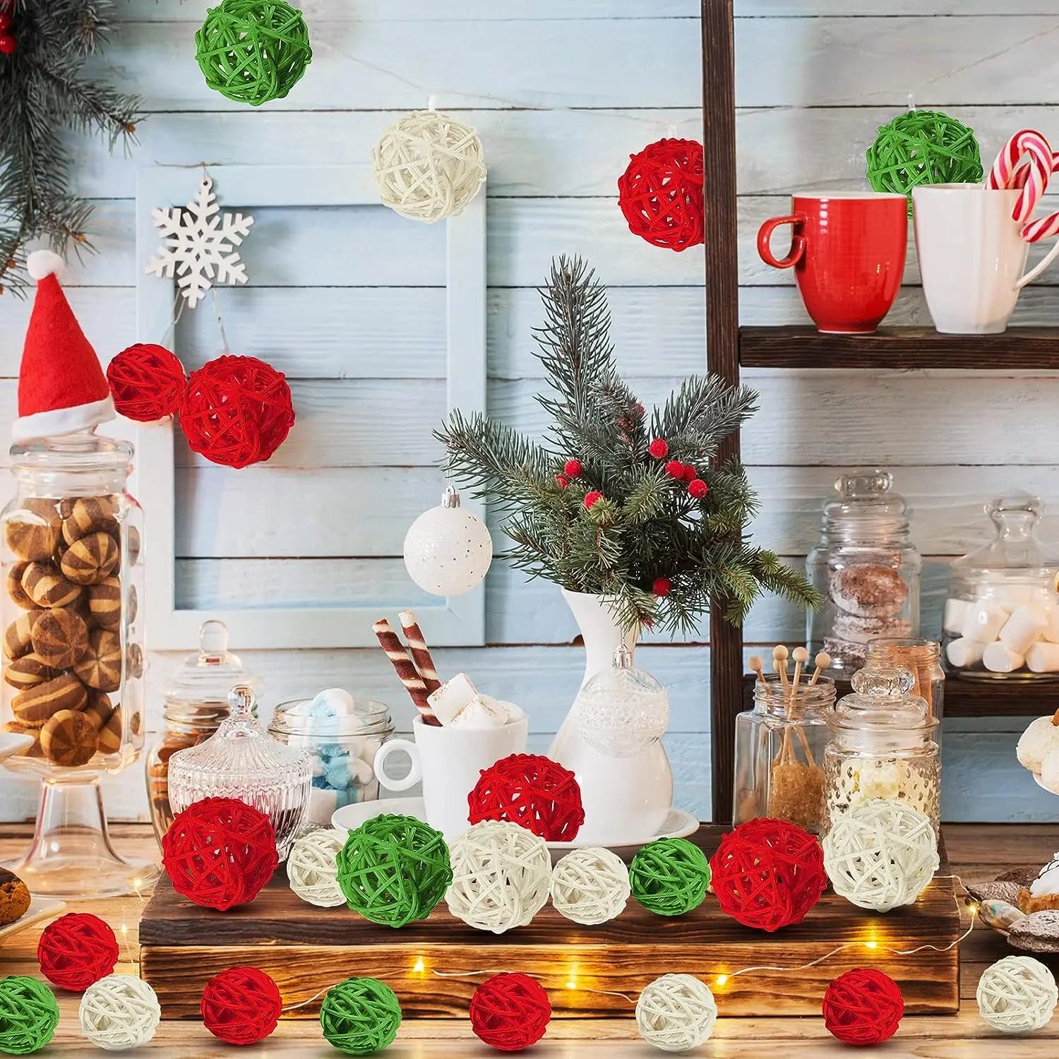 Boules en rotin d’osier tressé, lot de 30 pièces, utilisées comme boules de remplissage pour vase de Noël, dans des fils tissés rouge, vert et blanc, disposées sur une surface en bois avec une décoration festive de saison.