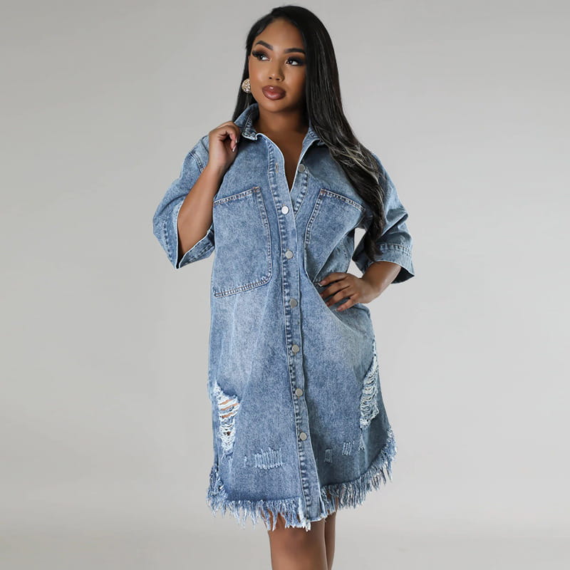 Robe chemise midi en denim à lavage moyen, avec des empiècements abîmés et un ourlet effiloché.