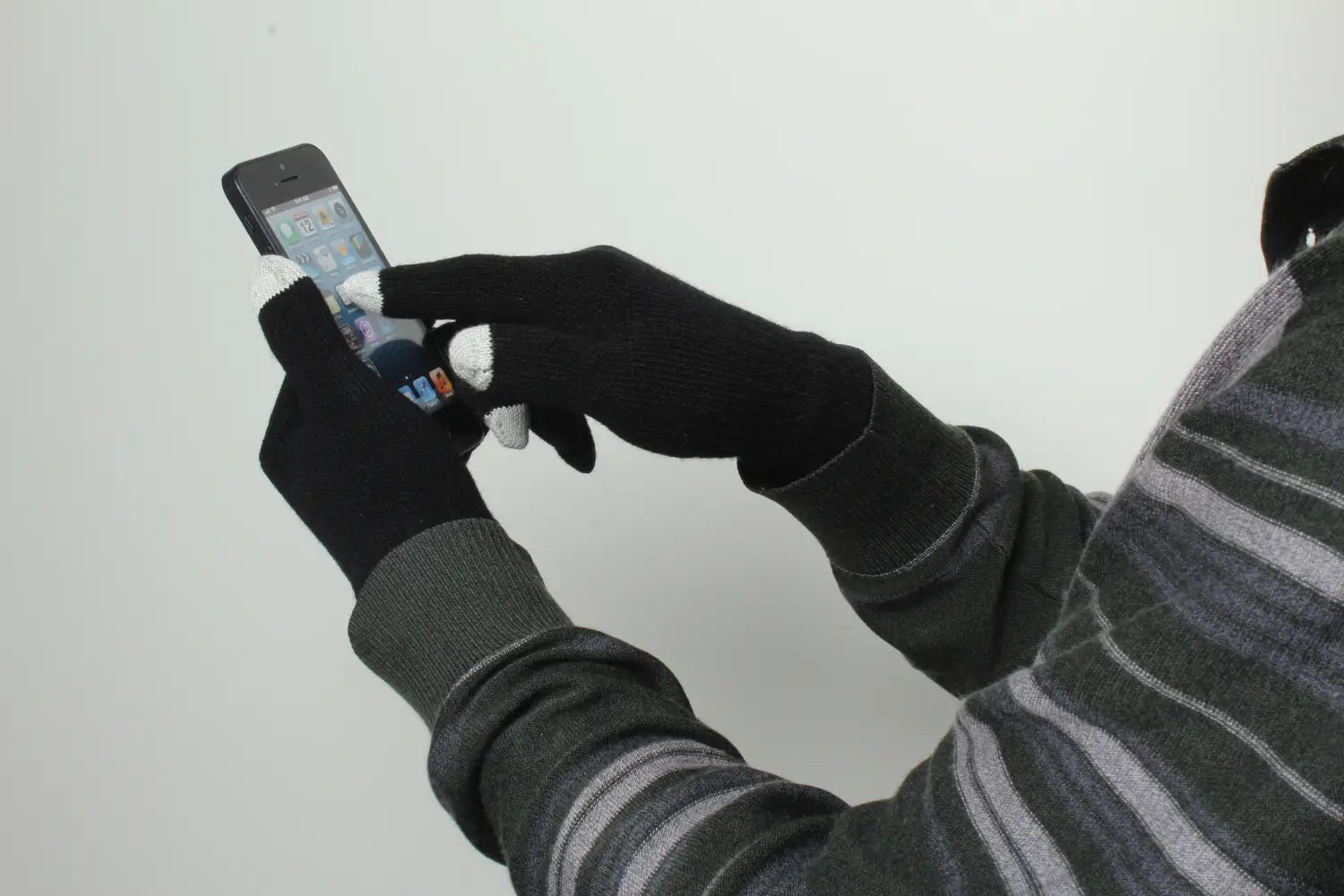 schwarze Touchscreen-Winterhandschuhe für Damen und Herren mit weißen leitfähigen Fingerspitzen, ausgelegt für die Verwendung mit Touchscreens