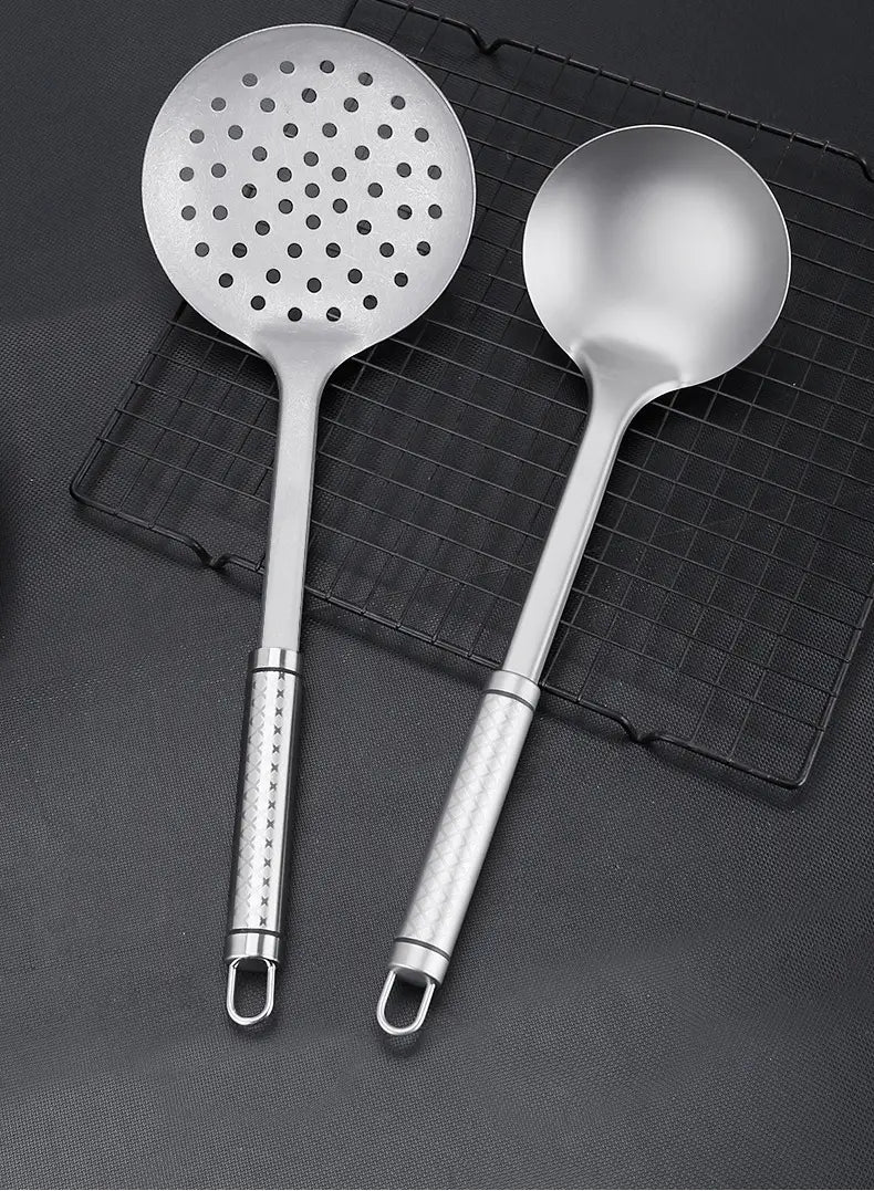 Ensemble d’ustensiles de cuisine en acier inoxydable argenté, comprenant une cuillère à trous à fente perforée et une louche pleine, avec des poignées à prise texturée, provenant de la spatule pour wok en titane et de l’ensemble d’ustensiles de cuisine.