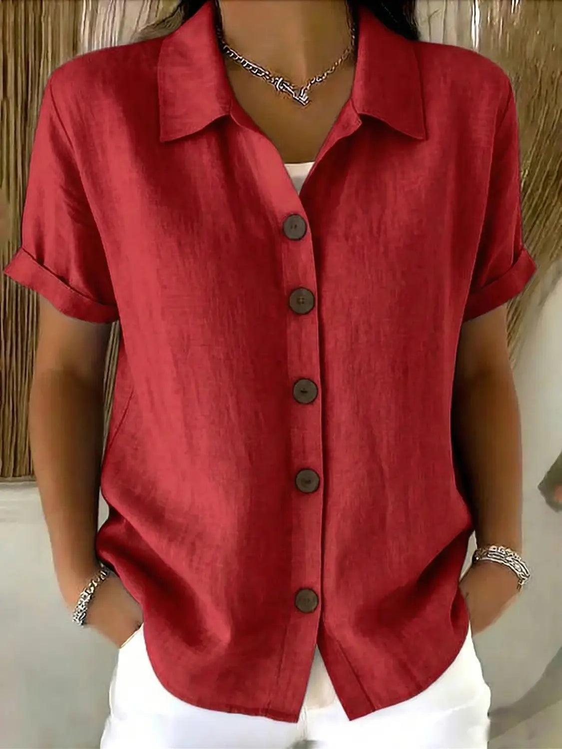 Camisa de lino para mujer en rojo vibrante de manga corta con cuello y puños enrollados, con parte delantera abotonada.