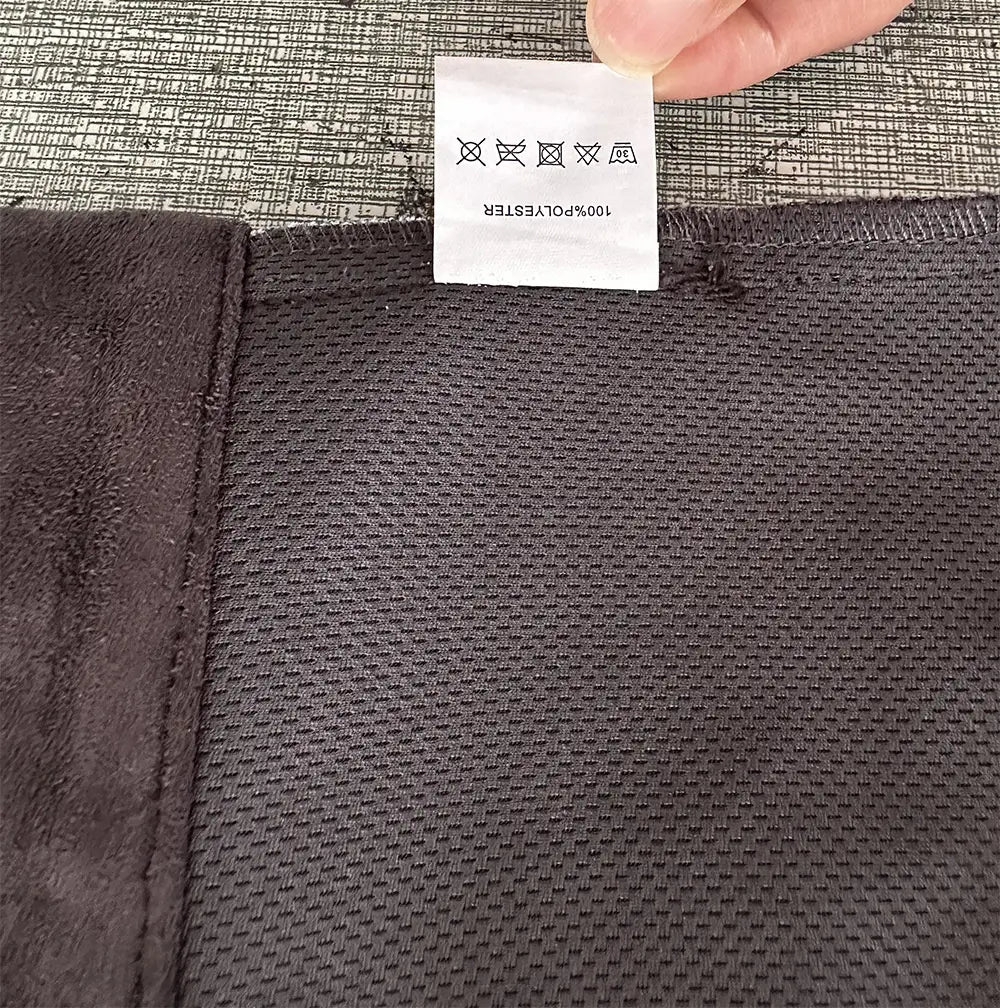 Dunkelgrauer, strukturierter Polyesterstoff mit gewebtem Mesh-Muster, der in der Herren-Casual-Faux-Suede-Slim-Fit-Motorradjacke verwendet wird.