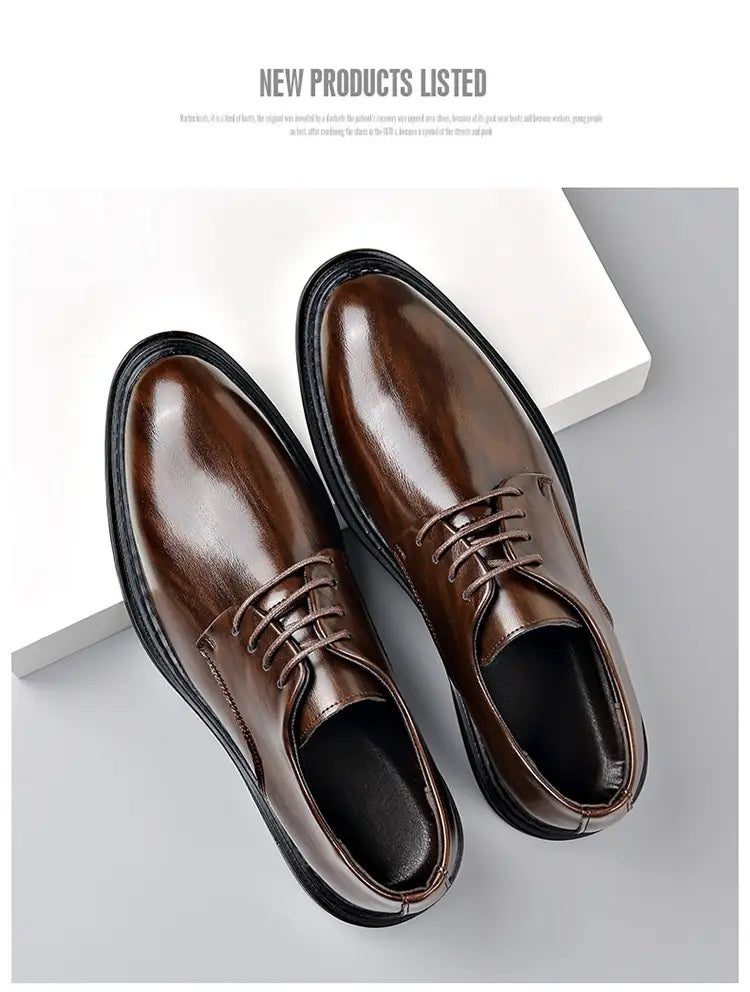 Chaussures de ville habillées Oxford en cuir pour homme, marron, avec un design à lacets et des semelles en caoutchouc noir, idéales pour les mariages.