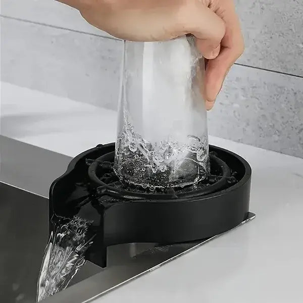 robinet en plastique noir avec dispositif de dérivation et design d’embranchement à bec cascade pour l’évacuation automatique des rinçages de bols de cuisine et des lave-verres.