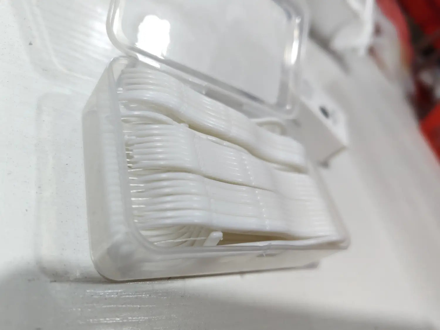 boîte de rangement pour fil dentaire en plastique transparent avec étui à ouverture automatique, contenant des pics blancs pour fil dentaire