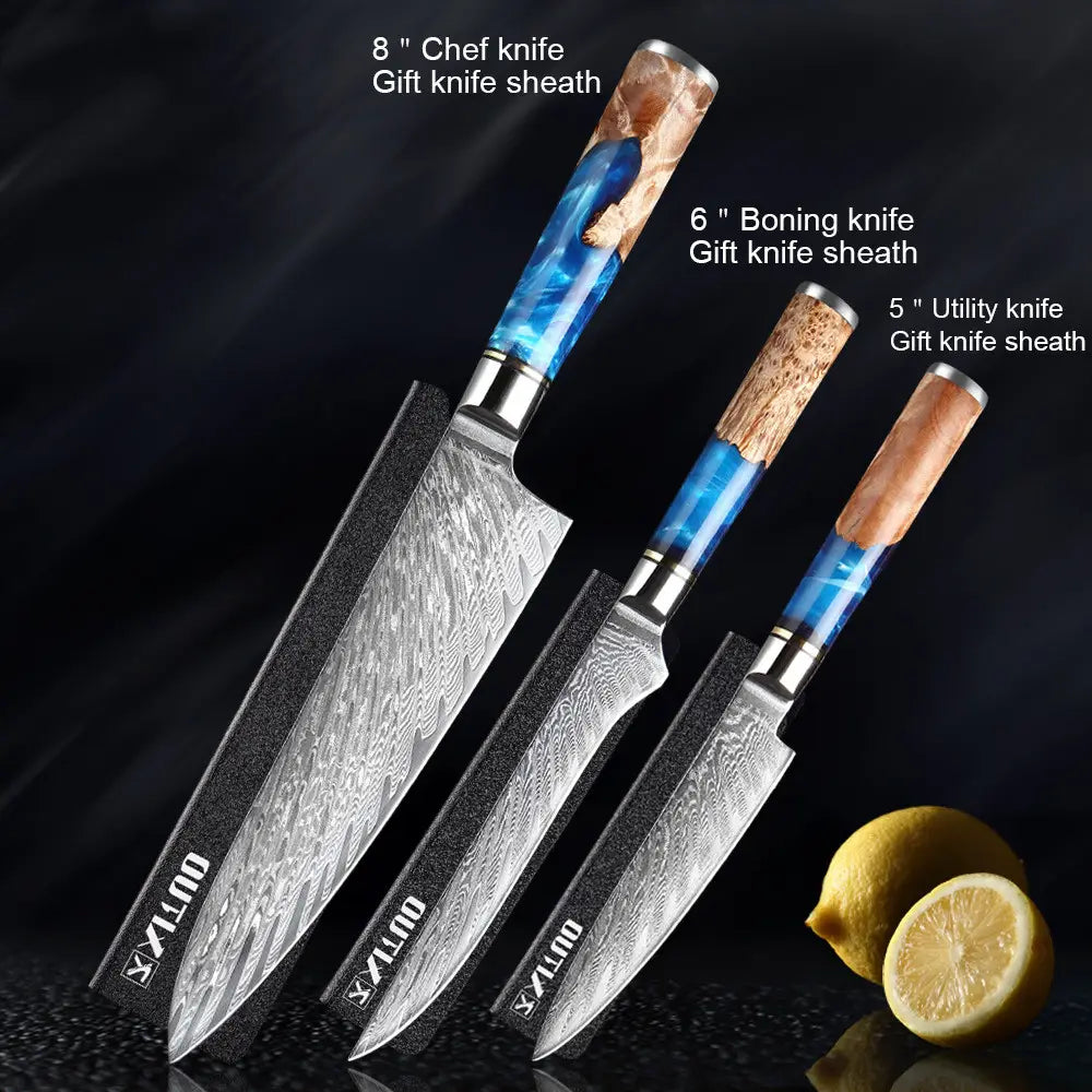 Juego de tres cuchillos de chef damasco con mangos de resina azul y fundas negras con marca outlx de un set de 7 piezas.