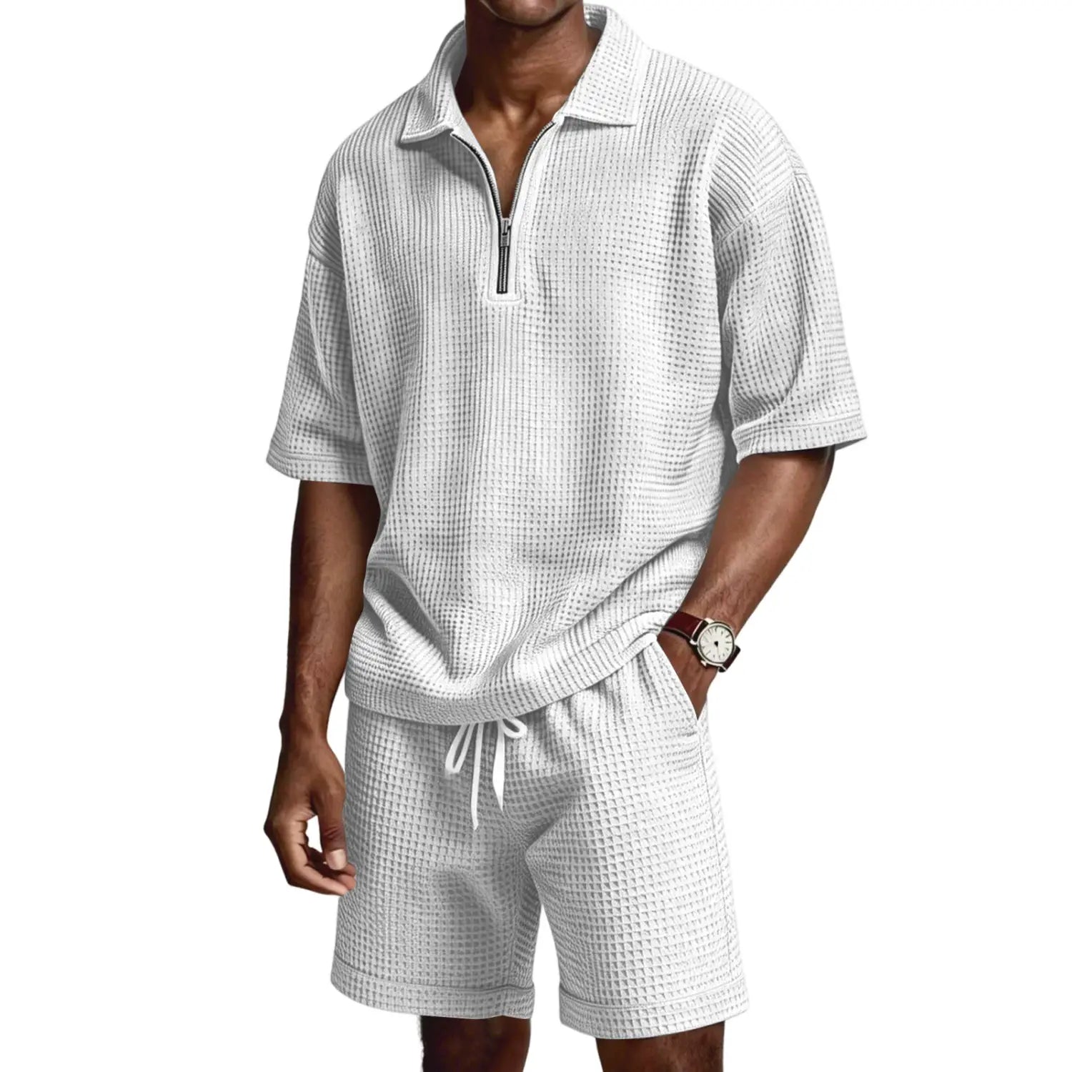 Ensemble deux pièces blanc en maille nid d’abeilles, composé d’un polo à manches courtes avec demi-zip, assorti à un short à taille à cordon conçue pour un usage décontracté