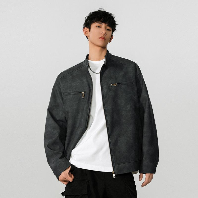 Veste bomber effet daim gris foncé, texture subtile et deux poches avant zippées, évoquant une veste motard en daim brun pour homme, col montant déstructuré