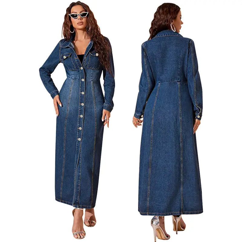 Ein langärmeliges Maxi-Cardigan-Kleid aus Denim mit Knopfleiste vorne aus dunkelblauem Denim mit Kragen und Knopfleisten-Design.