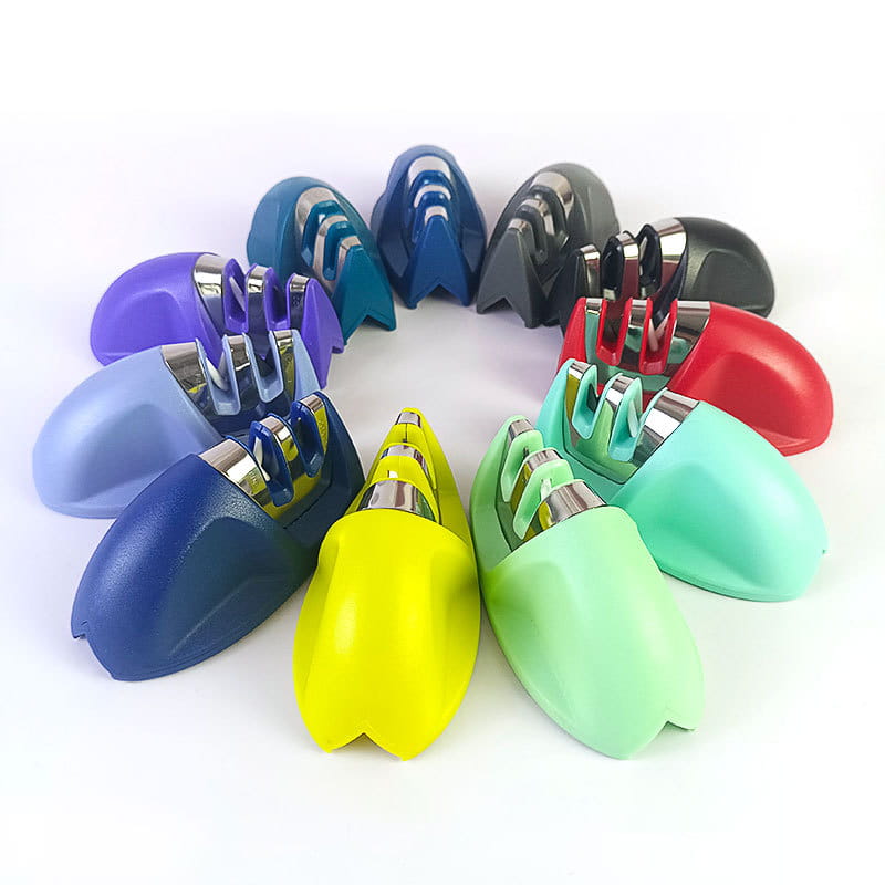 Ensemble d’outils portatifs d’affûtage de couteaux ergonomiques colorés pour trois emplacements, avec des corps en plastique lustré et des lames métalliques.