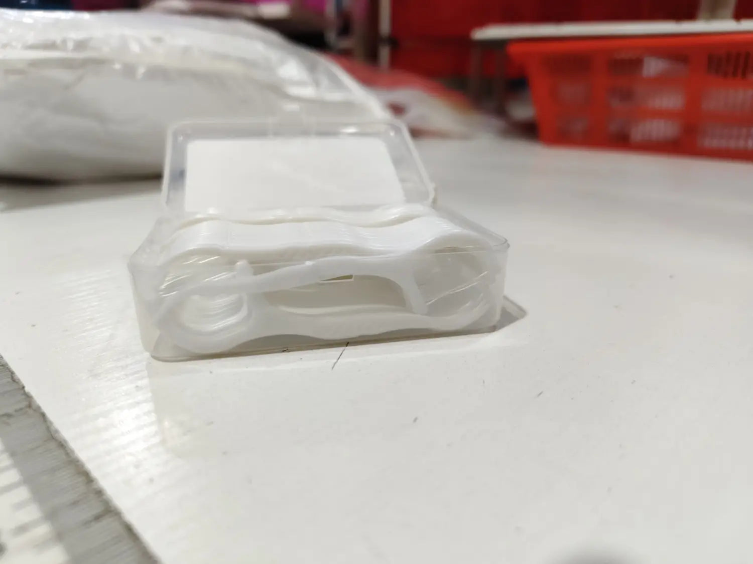 boîte de rangement pour fil dentaire en plastique transparent en forme de voiture, avec étui à ouverture automatique, contenant des éléments blancs de fil dentaire