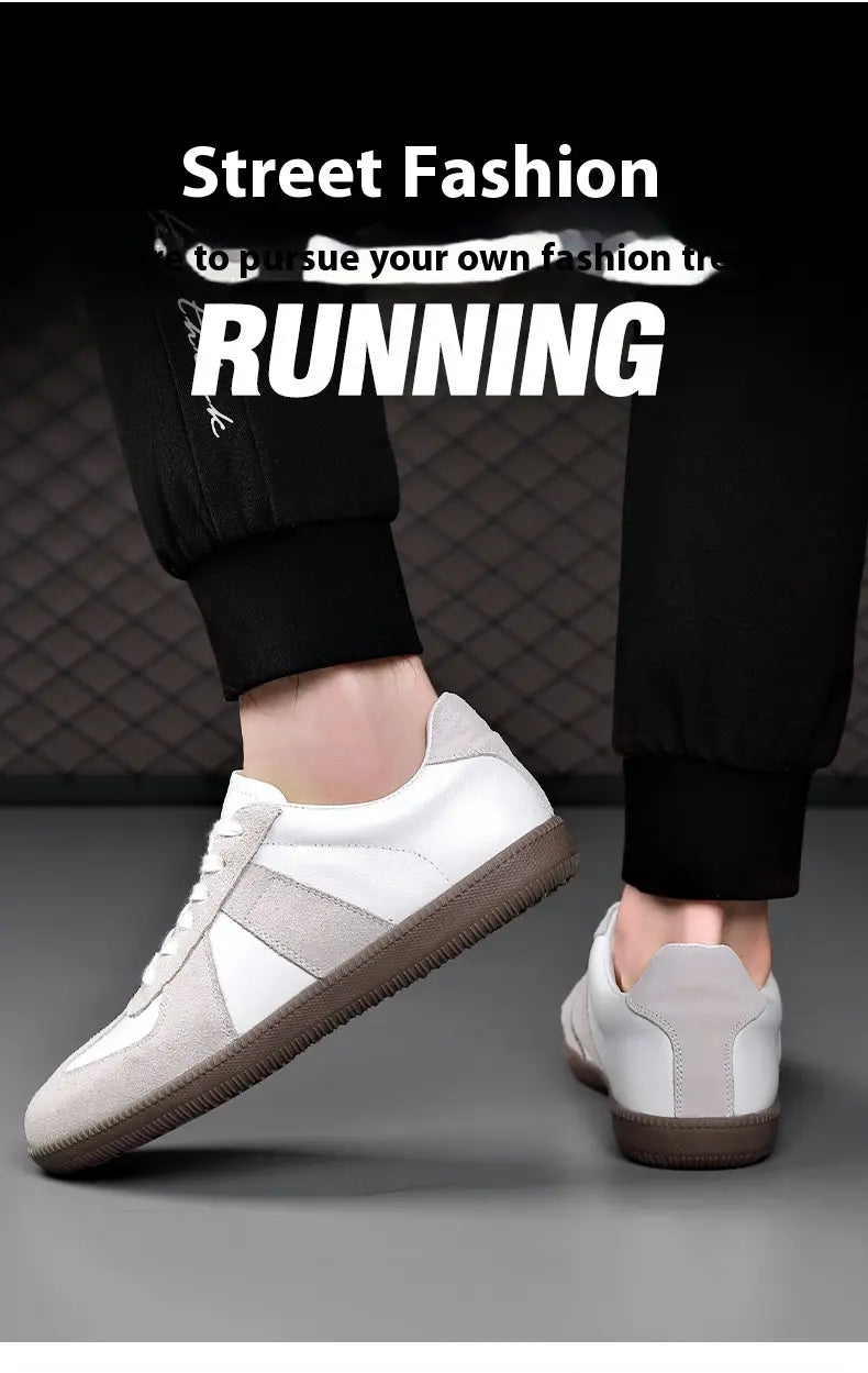 Deutsche Trainingsschuhe Herren aus Leder und Casual-Sneakern in Weiß und Grau aus Veloursleder mit braunen Gummisohlen mit klassischem Laufschuh-Design.