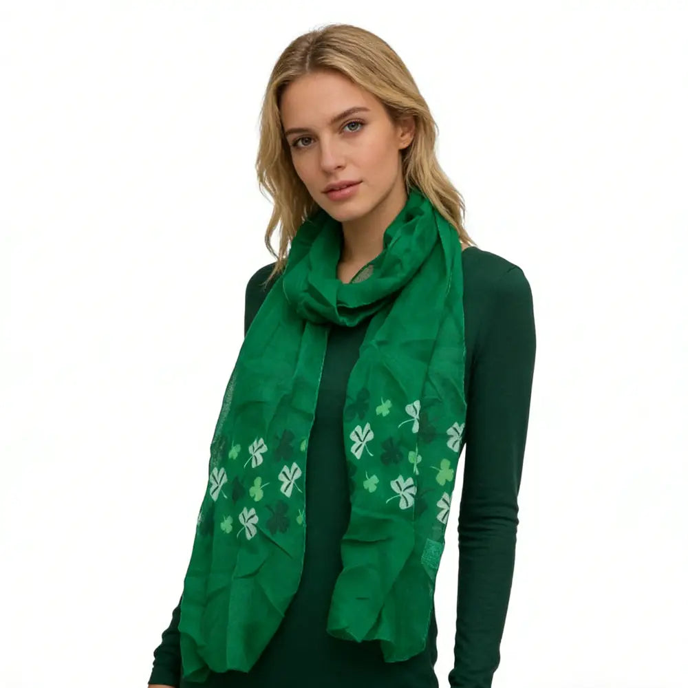 Un foulard à motif de trèfle vert vif, imprimé, fabriqué dans un tissu léger et fluide, faisant partie d’un ensemble de 2 pièces dans des tons vert terre.