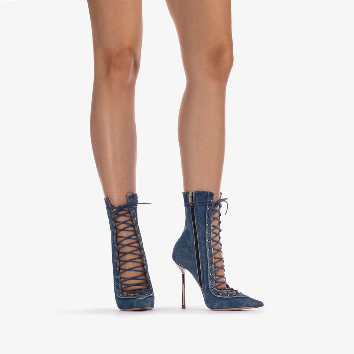 Des bottines en daim bleu à lacets, à bout pointu en mesh, talon aiguille haut fin et fermeture à glissière.