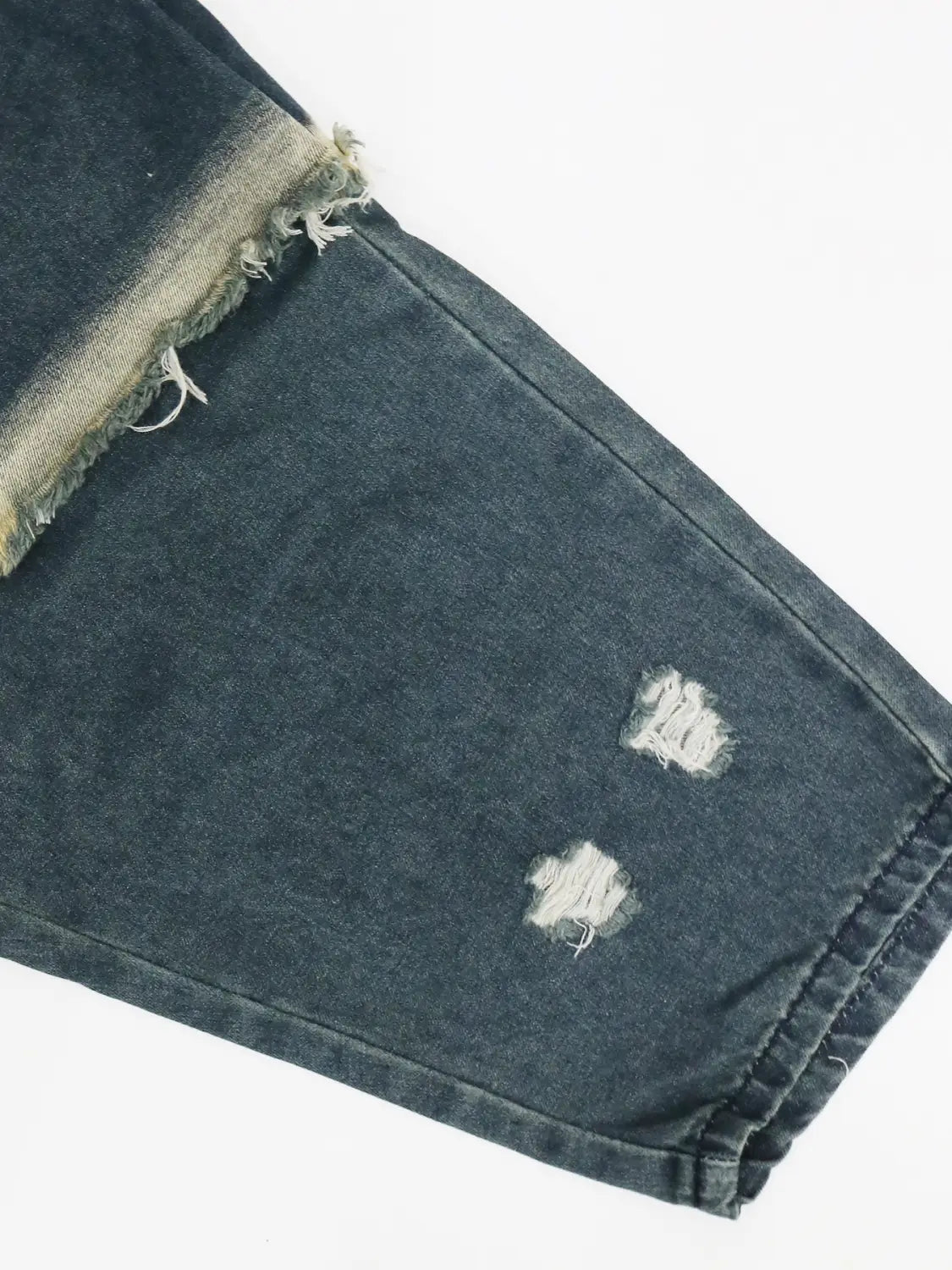 Bestickte Patchwork-Jeans-Haremshosen in dunkel gewaschenem Denim mit ausgefransten und abgenutzten Patches sowie sichtbaren Nähten.