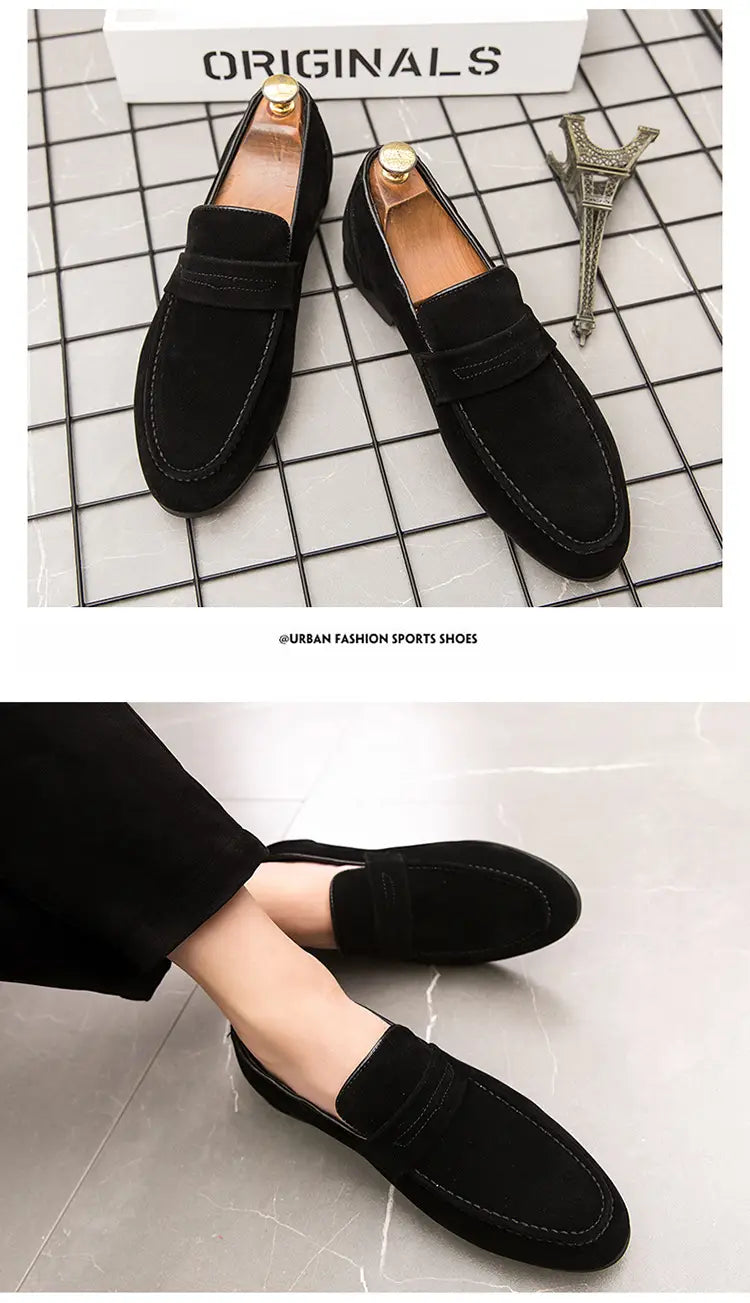 Mocassins en daim noirs à enfiler pour homme, avec un design classique et une surpiqûre contrastante dans plusieurs couleurs.