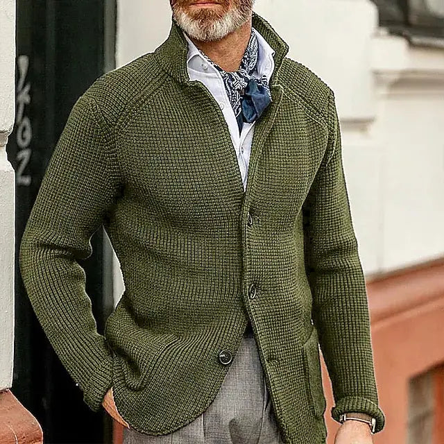 Cardigan tricoté pour homme vert olive, avec maille texturée, col montant et fermeture à bouton.