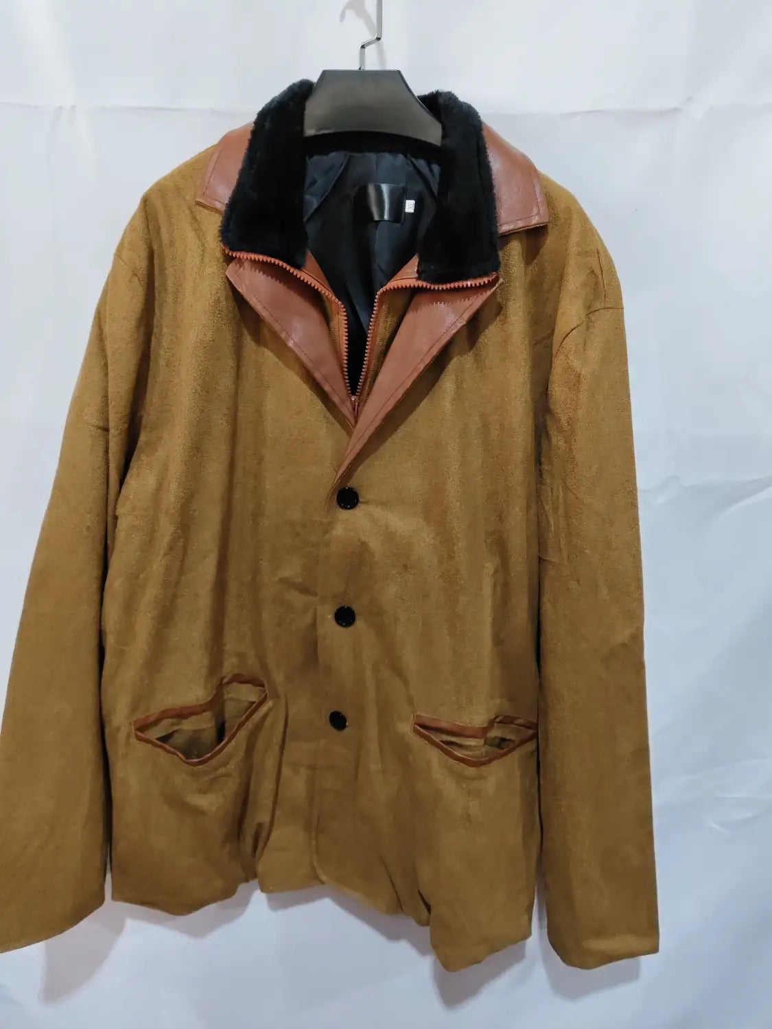 Chaqueta de trabajo para hombre en ante con cuello de pelo, en color camel, con cuello de cuero marrón a contraste y botones negros.