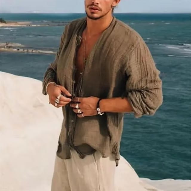 Chemise boutonnée en lin vert olive pour homme, manches retroussées et coupe décontractée, conçue comme un haut d’été ample et décontracté.