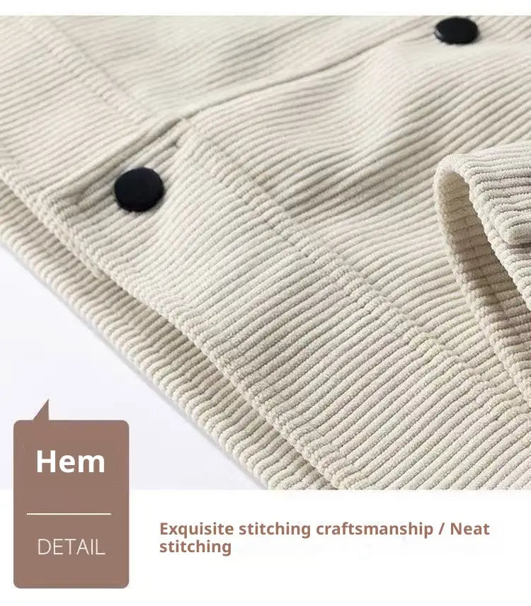Beige Herren-Cord-Arbeitsjacke mit schwarzen Knöpfen und sauberer Ziersteppung entlang des Saums, ausgelegt für lockere, lässige Kleidung.