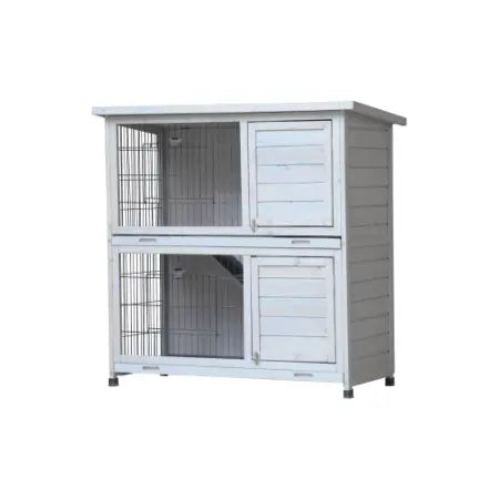Cage en bois pour lapins à deux niveaux, blanche, avec côtés en treillis métallique et portes en bois à claire-voie pour un modèle sur 2 niveaux, avec parc et bacs.