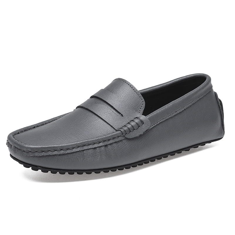 Mocasines de conducción de cuero para hombre color gris, con superficie texturizada, detalles de costura y suelas de goma.
