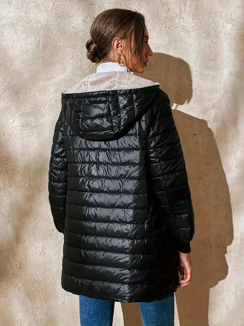 Doudoune matelassée noire pour femme avec une doublure en polaire à capuche et une doublure intérieure gris clair contrastante