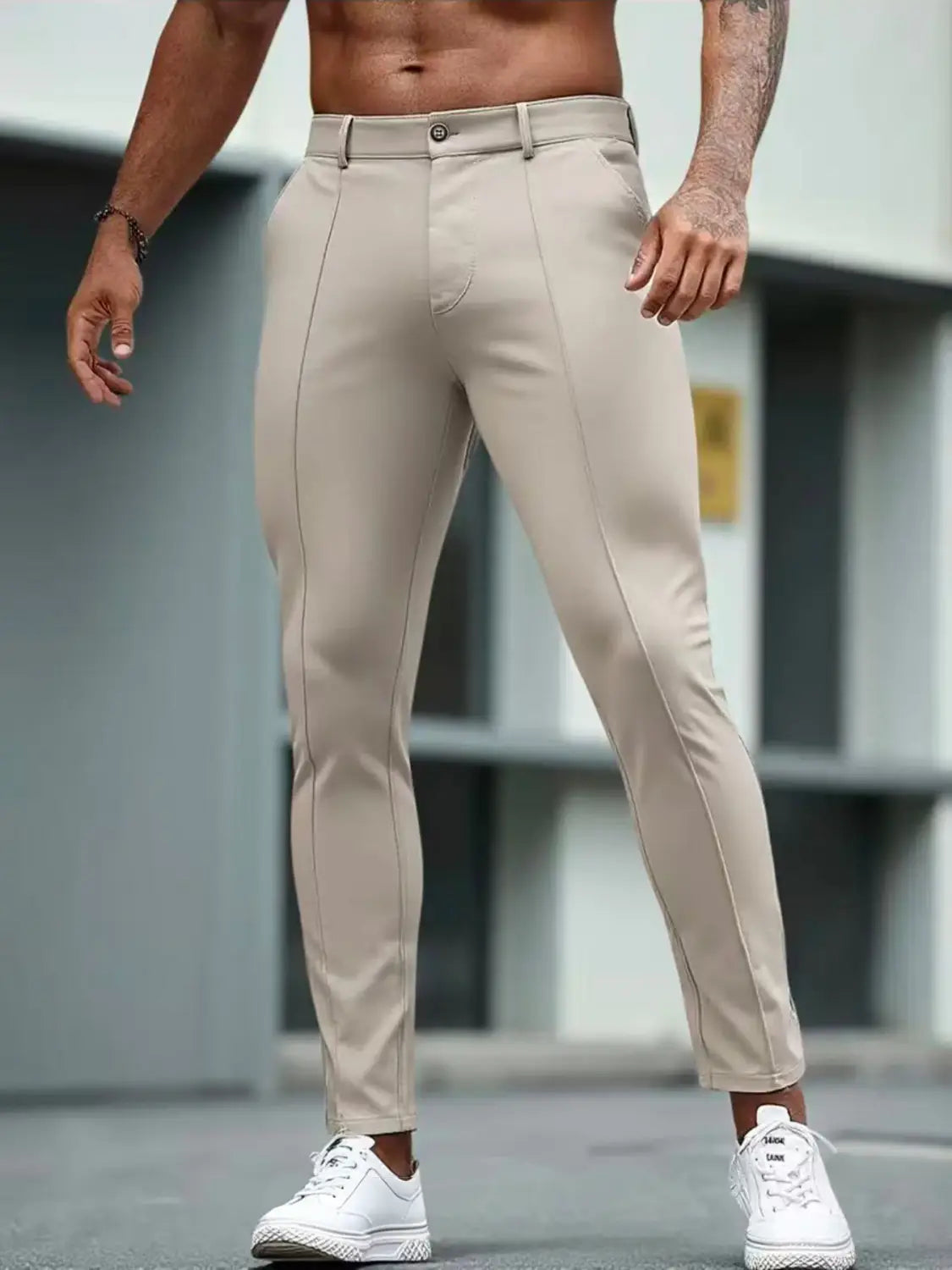 Herren-Slim-Fit-Stretch-Anzughosen in Beige mit schmal geschnittenen Chino-Hosen, sauberem maßgeschneidertem Design und dezenten Seitennähten.